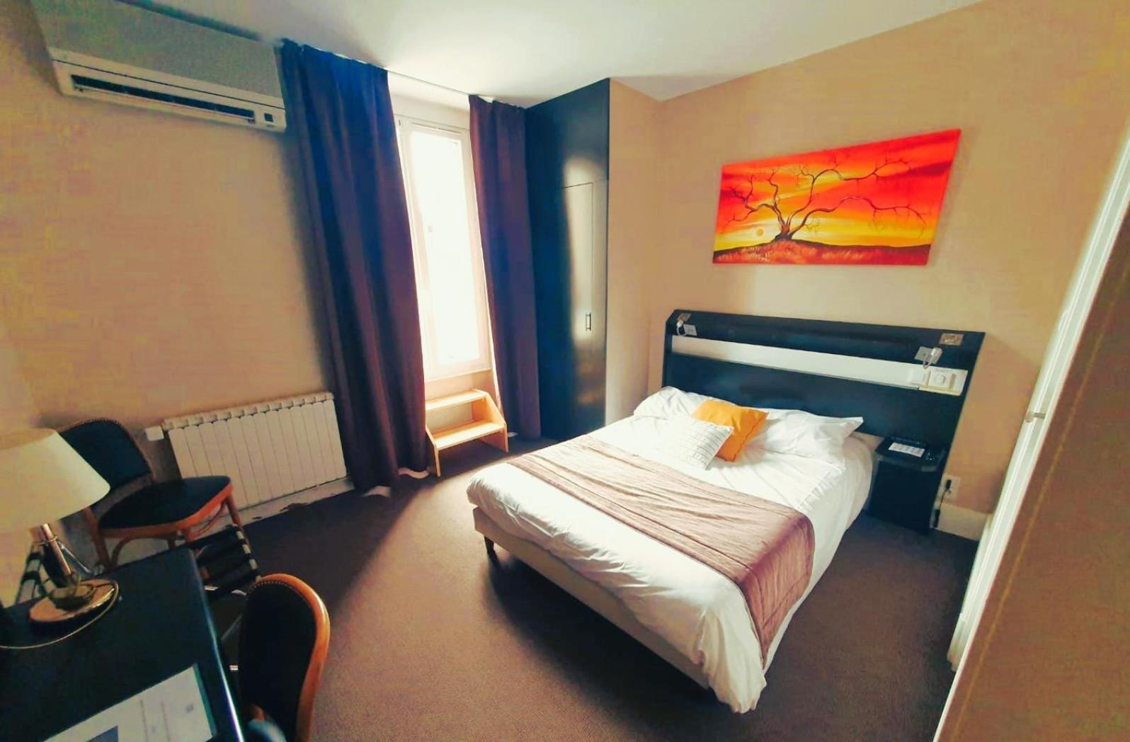 Logis Hotel Des Bourbons มงต์ลูซง ภายนอก รูปภาพ