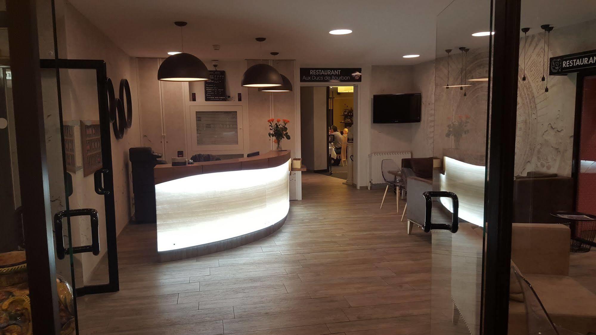 Logis Hotel Des Bourbons มงต์ลูซง ภายนอก รูปภาพ